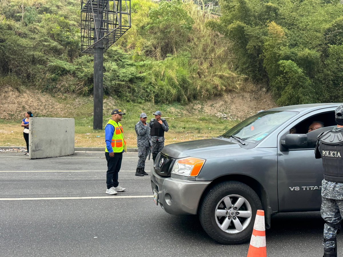 SeguridadvialLU's tweet photo. #INTT, oficina La Urbina, llaman a la conciencia a conductores que transitan por el Distribuidor Metropolitano para que respeten las normas de tránsito. https://t.co/27TkbaDAP7