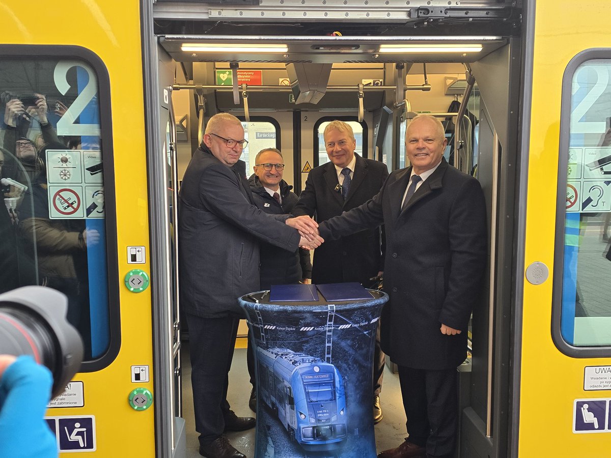 NEWAG S.A. znów dostarcza Impulsy dla Woj. Śląskiego! 🚆✨

Pierwsze z  zamówionych pojazdów przez Koleje Śląskie dotarły dziś do Katowic i zostały oficjalnie przekazane zamawiającemu. Podczas uroczystości zamawiający również skorzystał z prawa opcji zamawiając kolejne 2️⃣
