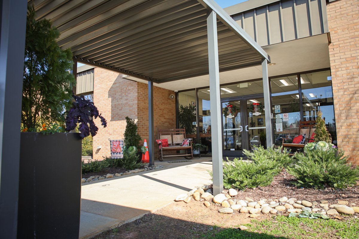 SpartanburgD2's tweet photo. The Mayo Elementary School Falcons do a wonderful job of making their campus such a bright, welcoming place for students, staff, and visitors! #D2DifferenceMakers Help us in congratulating them on being our Yard of the Month for February. https://t.co/UdwUL6azA5