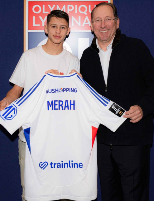 RMCsport's tweet photo. ✒️ L'OL annonce la signature du premier contrat professionnel de Khalis Merah. Le milieu de terrain de 18 ans s'est engagé jusqu'en 2027 avec son club formateur. L'occasion de prendre la pose aux côtés du président John Textor.

https://t.co/qBUdYHQes9 https://t.co/grjTZk0p63