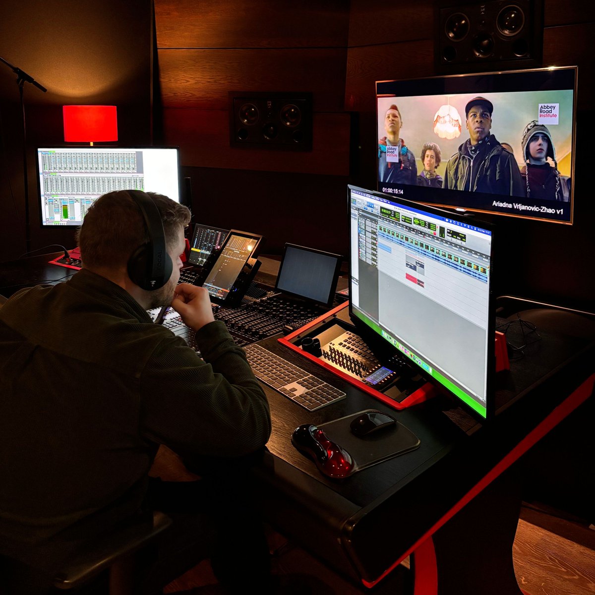 AbbeyRoadInst's tweet photo. Guest Appearance: Leeon Jones 🤎

We’re excited to share snippets from a student project with British actor Leeon Jones in our Dolby Atmos Suite.

@LeeonJones is otherwise known for his major role as Jerome in the sci-fi movie Attack the Block.

Stay tuned - more info to follow! https://t.co/se44EujHPj