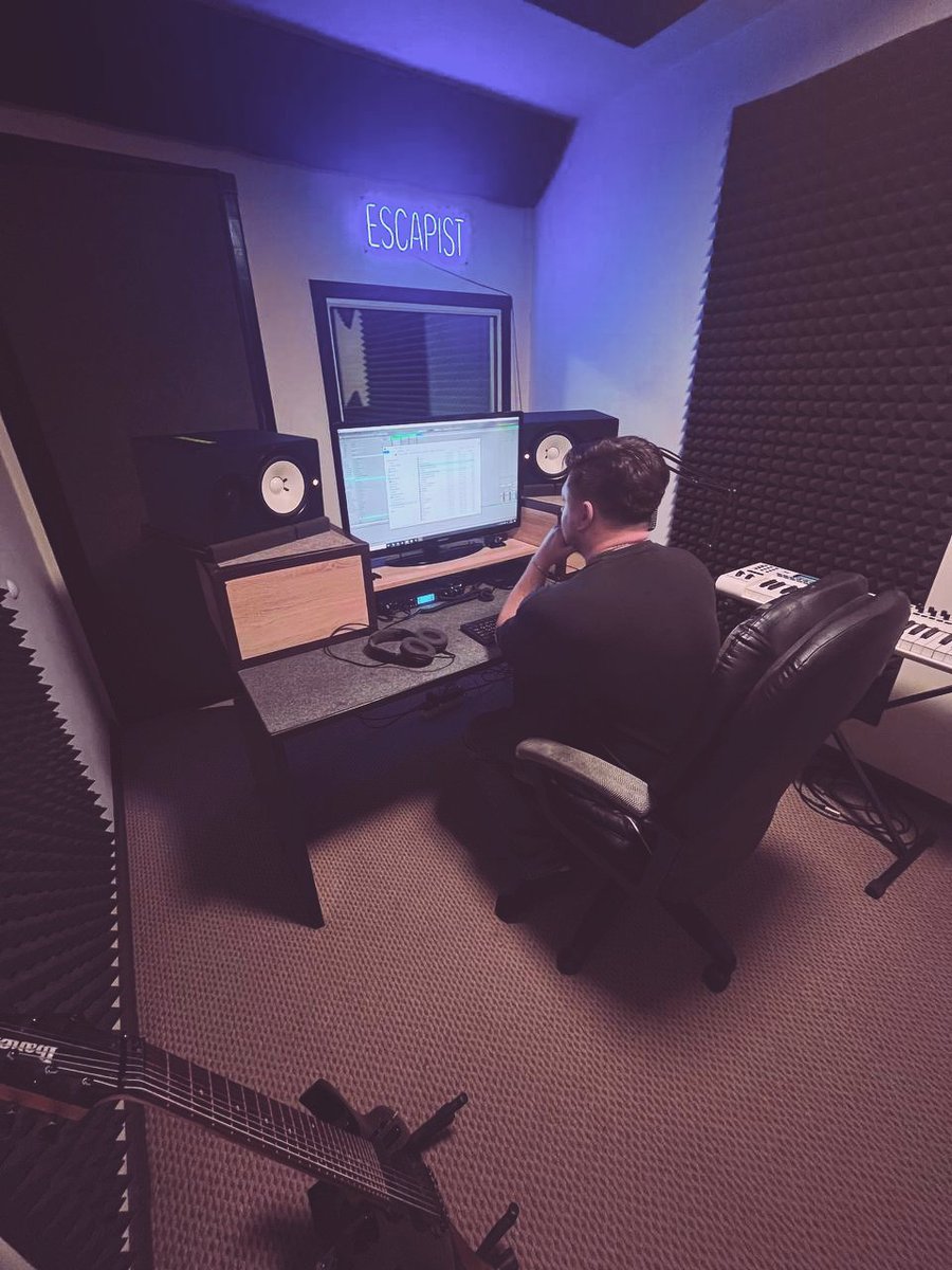 Hello! We are asking for your support!❤️
There aren’t many of us here, but it's enough to boost Spotify algorithms! 🚀
You would really help us by clicking the link and liking our profile and each of our singles:
open.spotify.com/artist/0gHf4UG…
Thank you!