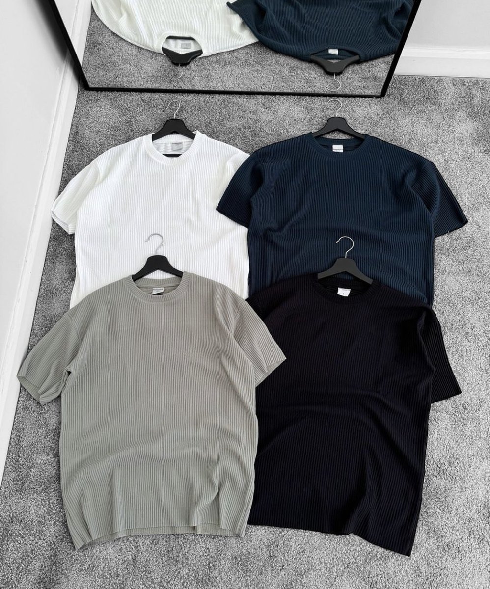 kvng_chux's tweet image. 🚨Plain tees but make it pleated☺️😌😌🛍️🛍️🛒🛒