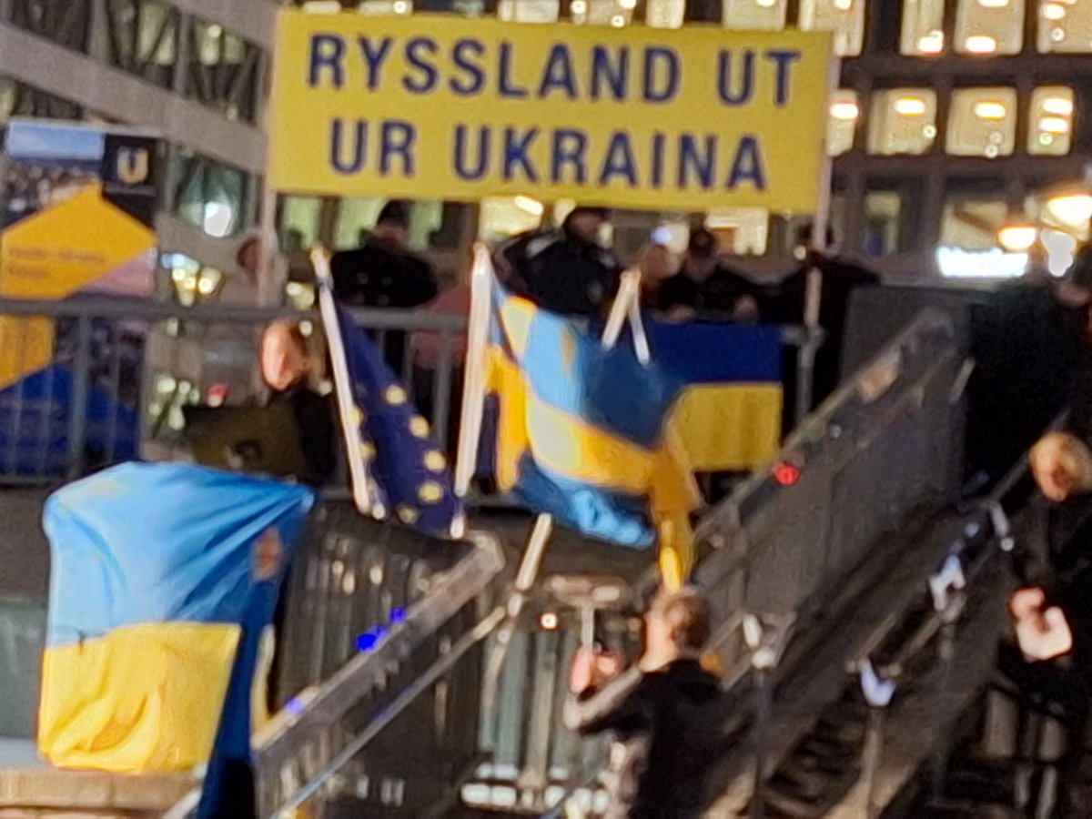 Alyona från Nordic Ukraine Forum inleder kvällens manifestation för #Ukraina på Sergels torg. Vi är på plats med FN-fanan - till försvar för FN-stadgan, folkrätten och Ukrainas folk. #svpolitik