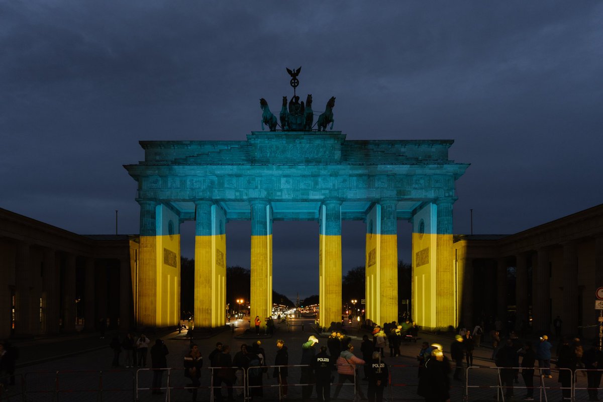 Berlin steht fest an der Seite der Ukraine! Drei Jahre ist es her, dass Russland den Angriffskrieg auf die Ukraine begonnen hat. Heute setzt Berlin erneut ein gemeinsames Zeichen der Solidarität. Dafür steht das in den Farben der Ukraine blau-gelb angestrahlte Brandenburger Tor.