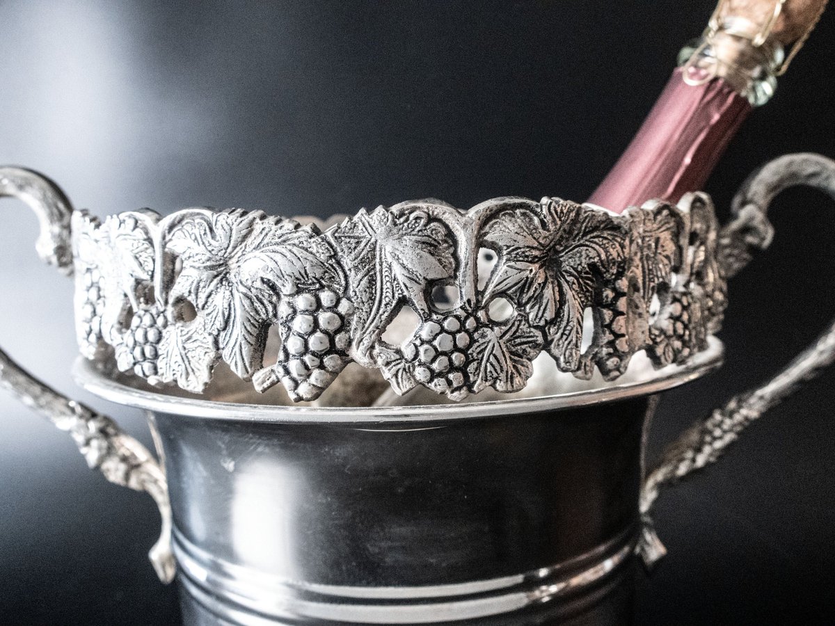 InventifDesigns's tweet image. Vintage Silver Plate Ice Bucket Champagne Chiller Grapes Rim$125.00https://www.inventifdesigns.com/products/vintage-silver-plate-ice-bucket-champagne-66834
#vintagedining #antiquedining