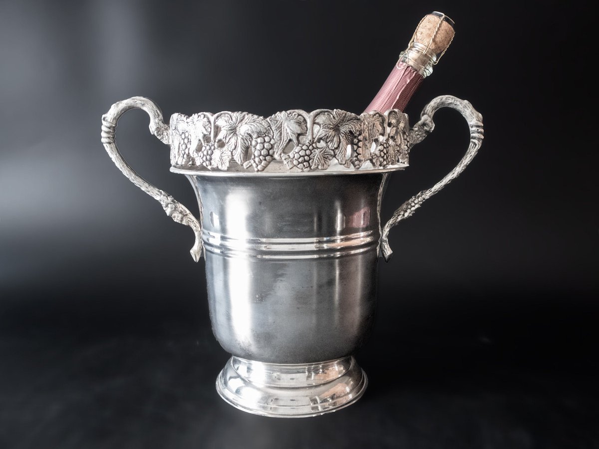 InventifDesigns's tweet image. Vintage Silver Plate Ice Bucket Champagne Chiller Grapes Rim$125.00https://www.inventifdesigns.com/products/vintage-silver-plate-ice-bucket-champagne-66834
#vintagedining #antiquedining