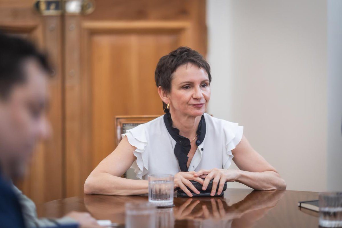 🔹 Comité Político Ampliado | En una nueva instancia de coordinación semanal entre el Gobierno y los partidos oficialistas, la ministra <a href="/Carolina_Toha/">Carolina Tohá</a> lideró la reunión. Nuestro Secretario General, <a href="/PepeToroKemp/">José Toro Kemp</a>, representó al <a href="/PPD_Chile/">Partido Por la Democracia</a>, reafirmando nuestro compromiso 👇🏻