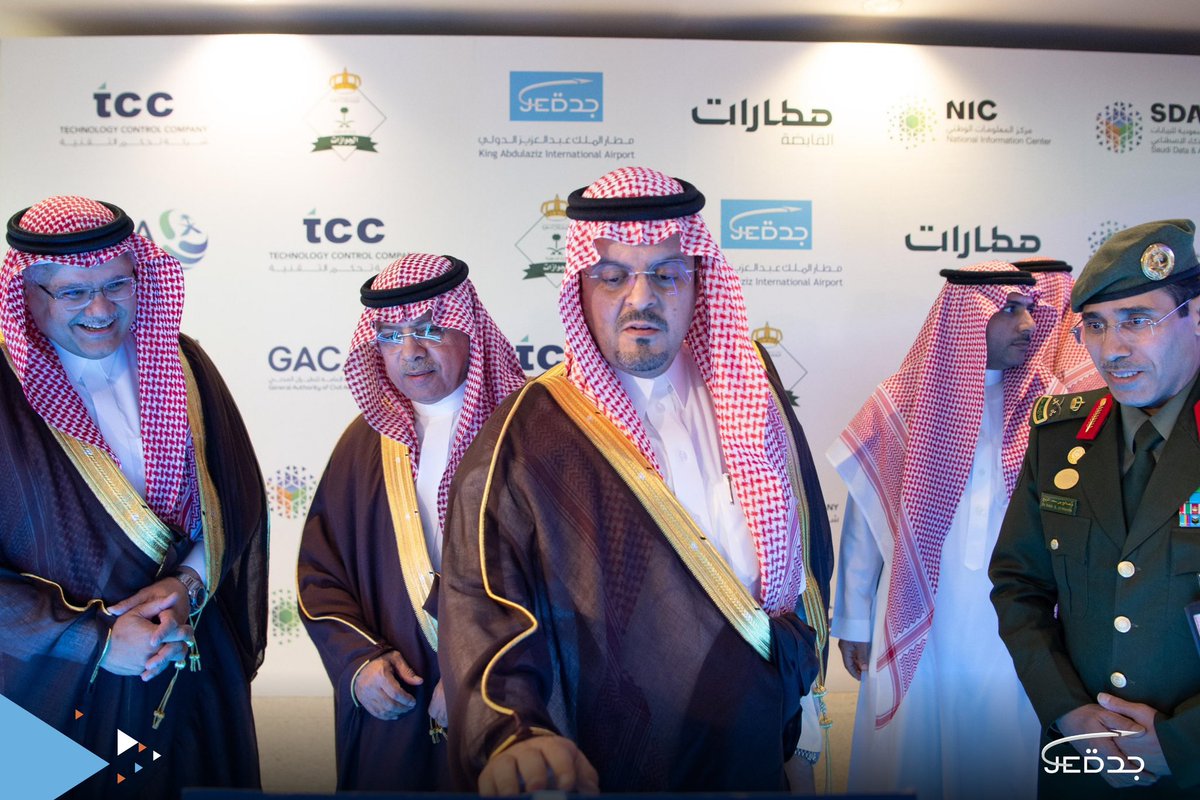 KAIAirport's tweet photo. نائب أمير منطقة مكة الأمير
#سعود_بن_مشعل_بن_عبدالعزيز 
 يُدشن خدمة البوابات الإلكترونية بـ #مطار_الملك_عبدالعزيز الدولي في جدة، والتي تعمل على إنهاء إجراءات السفر ذاتياً..
بحضور معالي رئيس الهيئة العامة للطيران المدني عبد العزيز الدعيلج، ومعالي مدير مركز المعلومات الوطني في الهيئة السعودية للبيانات والذكاء الاصطناعي "سدايا" الدكتور عصام الوقيت، ومدير عام الجوازات اللواء الدكتور صالح المربع، والرئيس التنفيذي لمطارات القابضة رائد الإدريسي، ورئيس مجلس المديرين م. رائد المديهيم، والرئيس التنفيذي لشركة #مطارات_جدة م. مازن جوهر.