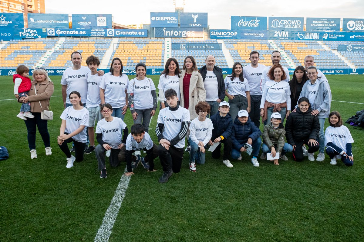 inforges's tweet photo. Family Day con el @UCAMMurciaCF: Compañeros, familia, valores del deporte y ¡muchos goles! 💥
Ayer los compañeros de #Inforges disfrutamos de una estupenda tarde, viviendo la pasión del fútbol en primera fila y con un emocionante resultado 3-0 en el marcador. 🤩🥳 https://t.co/V190lla4nK