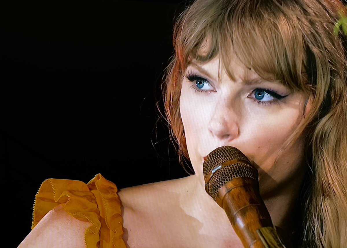 Brenda__GG's tweet photo. “…this memories have the feeling of the smell of lots of plastic beads, the touch of meters of clear nylon threads and failed bracelet knots…”

#TheErasTour #TaylorSwift https://t.co/cHbsoHvleZ