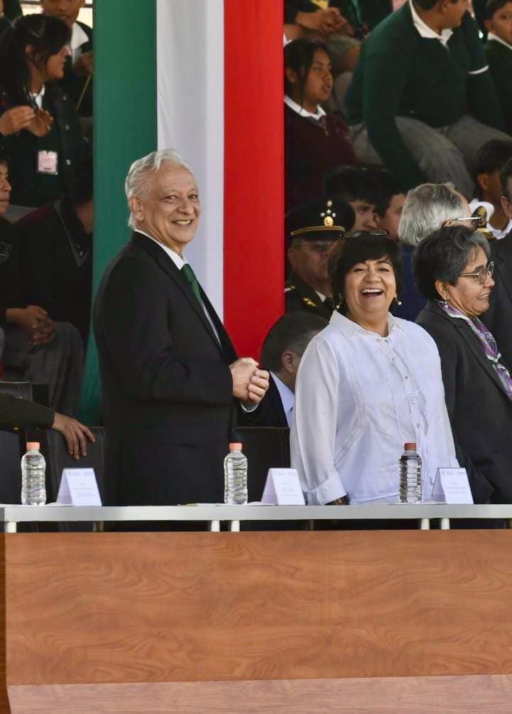 Pemex's tweet photo. Desde el Campo Marte la Presidenta de México @Claudiashein acompañada del Director General de Pemex Dr. Víctor Rodríguez Padilla, rinden homenaje al lábaro patrio por el Día de la Bandera, un símbolo que representa la unidad, historia y valores de nuestra Nación. 🇲🇽

Cada uno de los colores y elementos que conforman nuestra bandera tiene un profundo significado:

💚 Verde: Esperanza, libertad y justicia.
🤍 Blanco: Unidad, paz y pureza.
❤️ Rojo: La sangre derramada por la independencia y la libertad.

Honor a nuestra Bandera, símbolo de identidad y orgullo nacional.

#Pemex #PorElRescateDeLaSoberanía