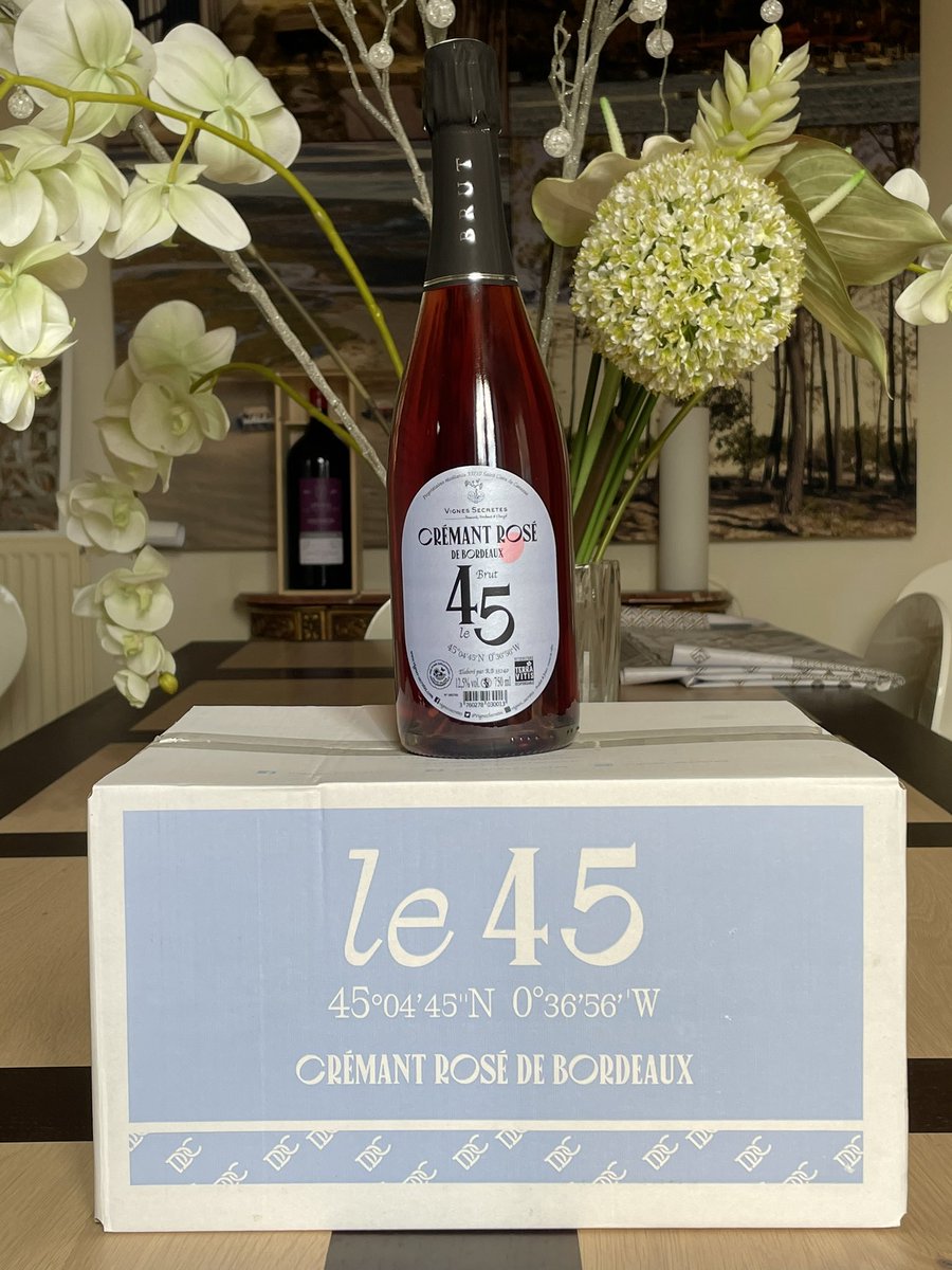 Dès demain 9h Stand 3G161venez découvrir le coktail « 45+ » à partir de crémant rosé de bordeaux et #chateaulatuiliere ,les Armoiries #winelovers #vigneronindependant