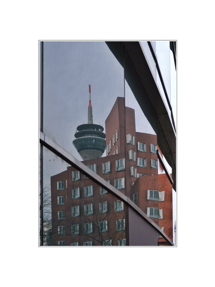 Montag.
Der Tag kann noch schöne Spiegelungen vertragen.
Und eine Portion Rheinturm.