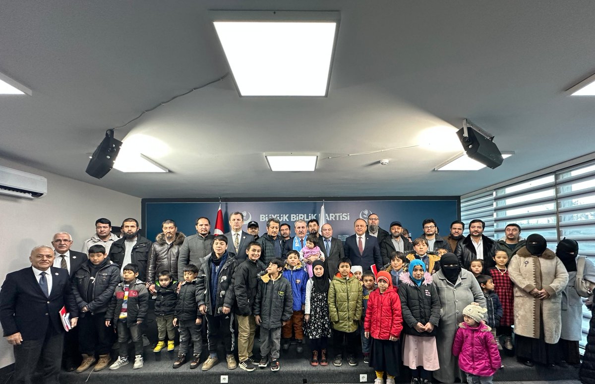 Genel Başkanımız Sayın <a href="/Mustafa_Destici/">Mustafa Destici</a>, Doğu Türkistanlı soydaşlarımızı genel merkezimizde ağırladı.

Genel Başkanımız, Uygur Türkü kardeşlerimizin taleplerini dinleyerek kendilerini misafir etti. 

Büyük Birlik Partisi olarak her zaman mazlumların sesi olmaya devam edeceğiz.