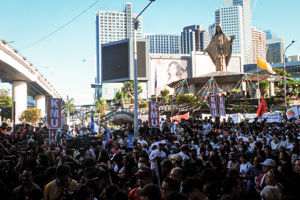 Ngayong #EDSA39, dinownplay ng administrasyong Marcos ang people power revolution sa pag-declare neto bilang isang special working holiday.  Kaya’t mas importanteng alalahin natin ang araw na eto

NEVER AGAIN, NEVER FORGET!

Mga larawan noong EDSA 38