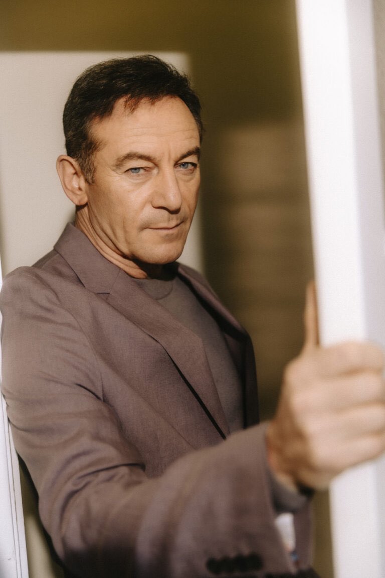Jason Isaacs photographed for Sharp Magazine.

Link to the full interview: sharpmagazine.com/2025/02/24/the…