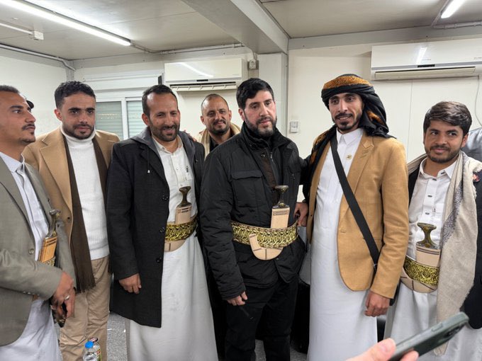 مو كل من انتقد اللبس اليمني ب الجنبية
قده لبناني .! 
يمكن يكون مثل دجاج السعودية... 
الاسم: سعودي.. الاصل هندي..