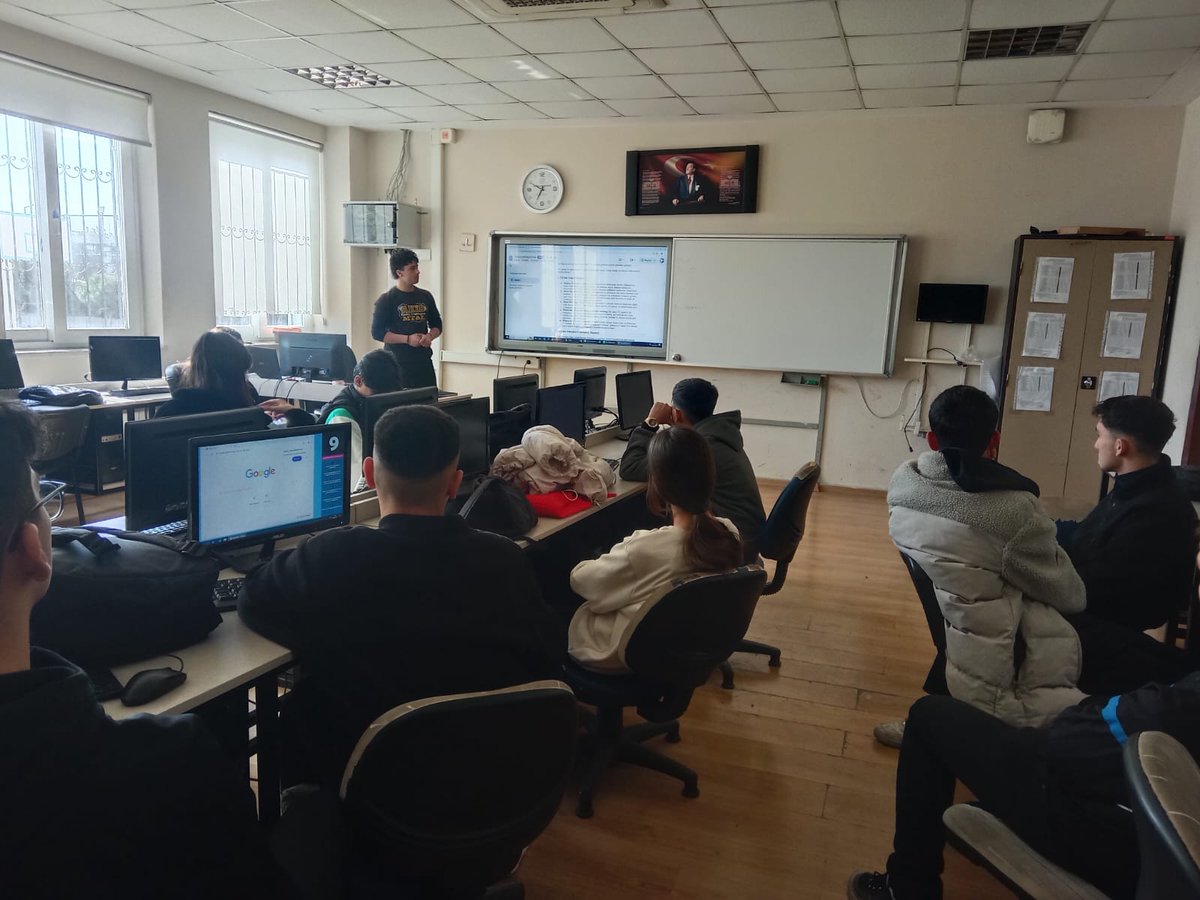 AkibMtal's tweet photo. Mersin İl Milli Eğitim Müdürlüğümüzün koordinasyonunda,
"Yapay Zeka" eğitimine okul öğrencimiz Yasin İPEK katılmış olup, bilişim teknolojileri bölümünden
11A ve 11B sınıflarında eğitimde edindiği bilgileri, bir sunum yaparak bölüm arkadaşlarına aktardı.@MersinMEM @AkdenizilceMem https://t.co/xaz6ZI0pVR