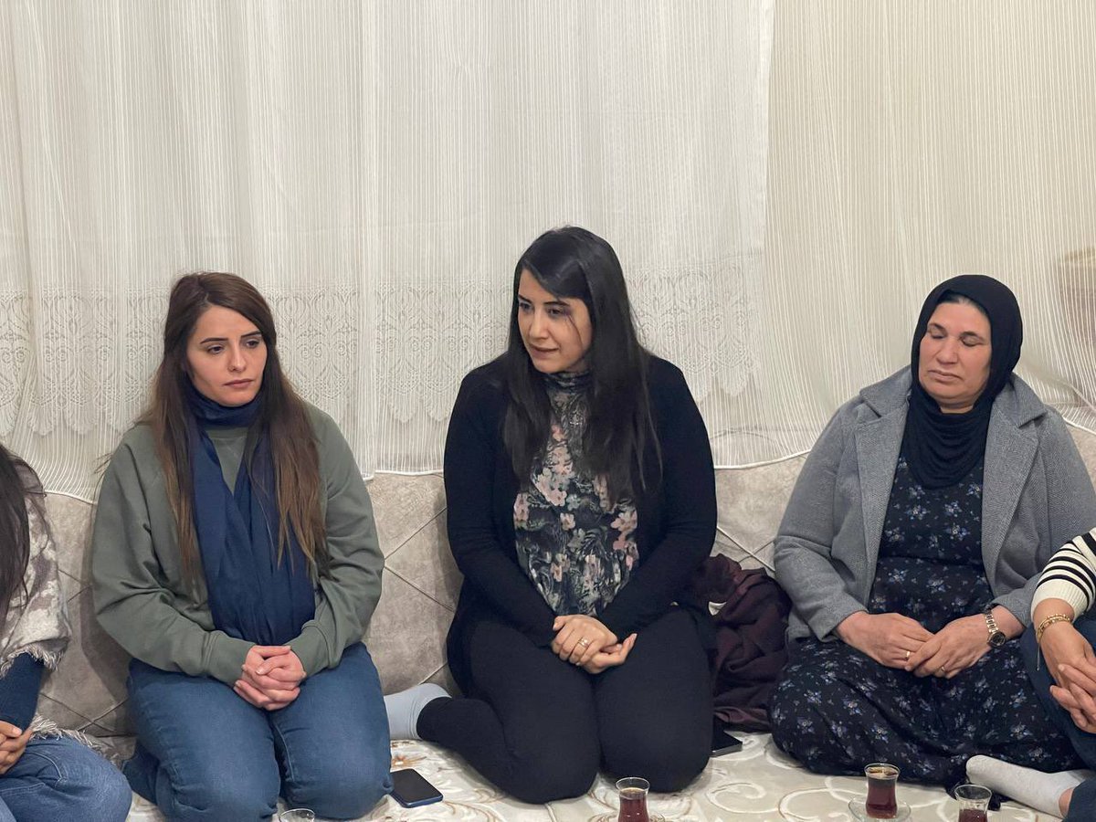 Viranşehir’de 8 Mart öncesi kadınlarla bir araya geldik. Erkek-devlet şiddetine karşı daha çok örgütlenecek daha çok kadın özgürlüğünü inşa edeceğiz. 
Yaşasın kadın mücadelemiz ✌🏾
<a href="/tjariha/">Tevgera Jinên Azad Rıha</a>