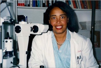 iamMauriceW's tweet image. Do you know the ABCs of Black History?
“P”

Dr. Patricia Bath invented laserphaco, a new device &amp;amp; technique that uses lasers to remove cataracts. 

Her invention performed all steps of cataract removal.  Bath is the 1st  Black Woman physician to receive a medical patent!