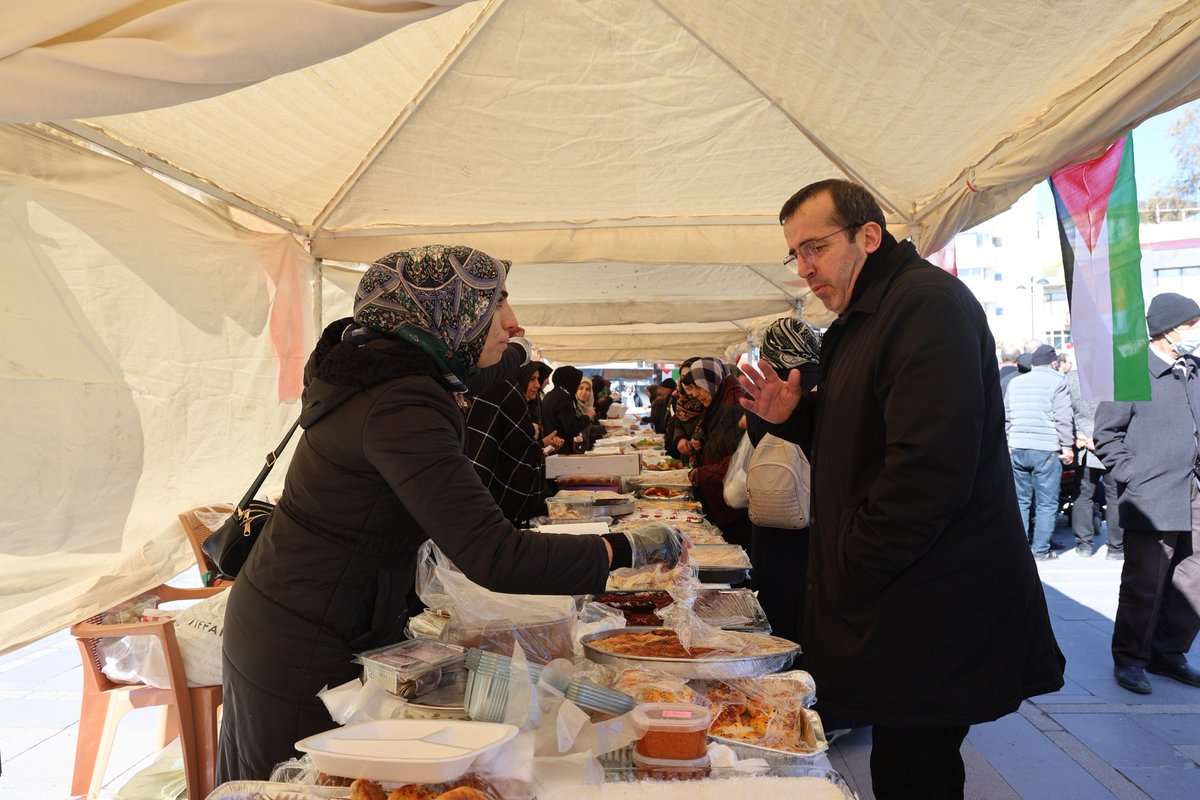 ebselazig1's tweet photo. Başkanımız İbrahim Bahşi'nin dönem sözcüsü olduğu El Aksa Platformu tarafından düzenlenen ve geliri Gazze'ye gönderilecek olan yardım kermesimizin açılışını yaptık. Kermesimiz Salı ve Çarşamba günü PTT Meydanında devam edecektir. Tüm halkımızı bekliyoruz. https://t.co/Hmw6q1YT7V