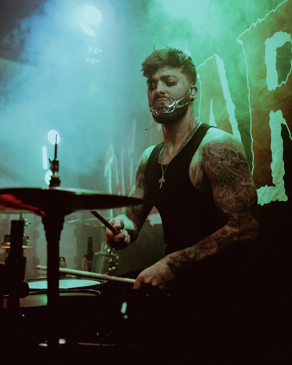 Pic 1: wanna be friends?
Pic 2: you look beautiful tonight
Pic 3: get in, they have beer backstage
Pic 4: has Josh farted again?

T-)