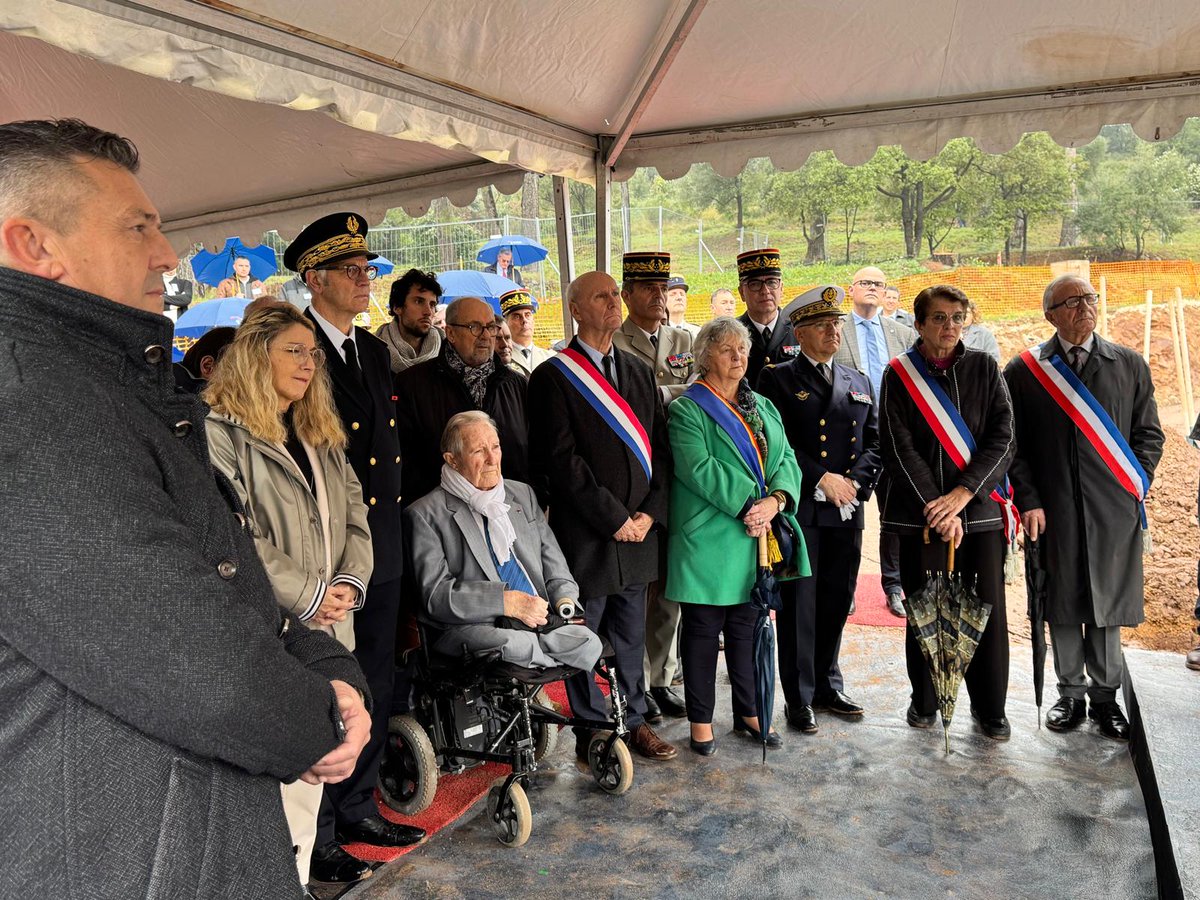 Une étape décisive pour les militaires souffrant de blessures psychiques en service : la fin de gros œuvre de la Maison ATHOS du Domaine des #GueulesCassees avec la plantation du premier 🫒 &amp; la signature de tuiles par <a href="/MIRALLESMP/">Patricia Miralles</a>, Lucien Flamant &amp; Cyril Dupuy (<a href="/VINCIConstrucFR/">VINCI Construction en France</a>)