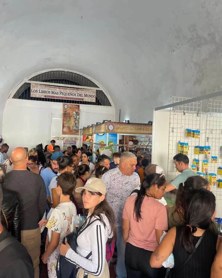 AleNoticiasCuba's tweet photo. 💥 IMÁGENES DE LA #FeriaDelLibro2025 DE LA #HABANA, #CUBA 🇨🇺‼️ LA LECTURA SIGUE PARA SIEMPRE
📸 #CubaPLUS
#TumbaElBloqueo
#CubaTravel
#CubaVencerá https://t.co/z0ANdtxCCb