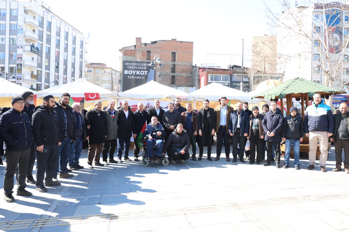 ebselazig1's tweet photo. Başkanımız İbrahim Bahşi'nin dönem sözcüsü olduğu El Aksa Platformu tarafından düzenlenen ve geliri Gazze'ye gönderilecek olan yardım kermesimizin açılışını yaptık. Kermesimiz Salı ve Çarşamba günü PTT Meydanında devam edecektir. Tüm halkımızı bekliyoruz. https://t.co/Hmw6q1YT7V