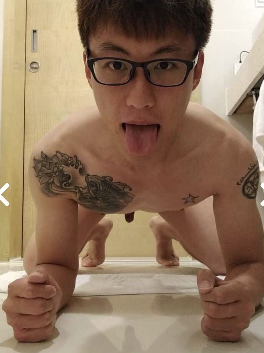 Xưa đĩ chó lộ mặt. giờ ngon thì che nhưng vẫn k bỏ được le lưỡi thèm làm bồn cầu