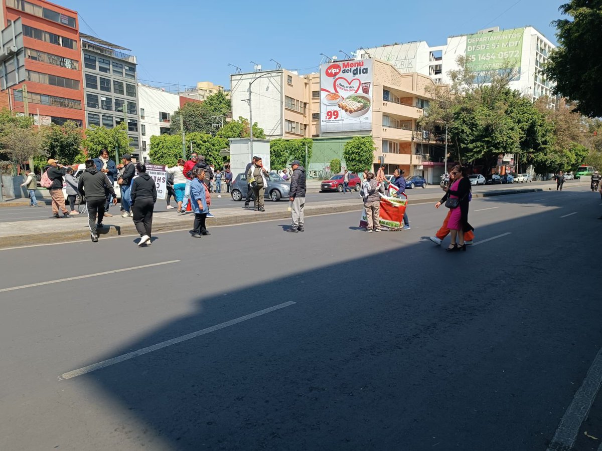 #Manifestación | Personal de @CGCPPyBG continua diálogo con los manifestantes que bloquean Av. Universidad y su cruce con Félix Cuevas, a fin de atender sus demandas y liberar la vialidad.