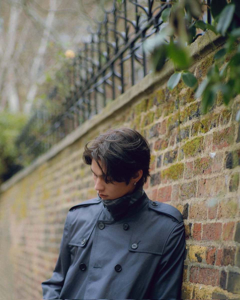 #LondonFashionWeek นับถอยหลังก่อนชมโชว์ Burberry ประจำฤดูใบไม้ร่วง/ฤดูหนาว ปี 2025 ไปกับสตรีตสไตล์ของ 'ไบร์ท-วชิรวิชญ์ ชีวอารี' <a href="/bbrightvc/">bright</a> แบรนด์แอมบาสเดอร์ <a href="/Burberry/">Burberry</a> จากเมืองไทย ในโททัลลุคเทรนช์โค้ตผ้ากาบาร์ดีนในสี Magnet แต่งด้วยลาย Burberry Check ใต้ปกคอเสื้อ