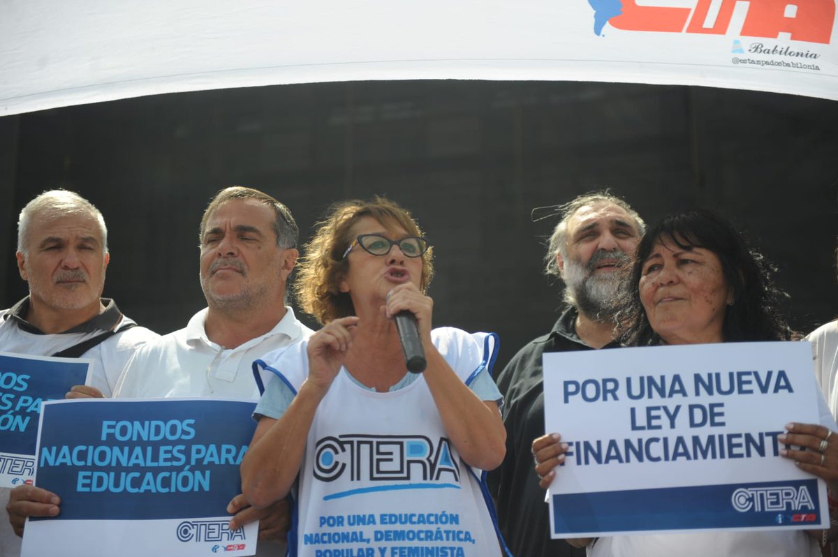 cteracta's tweet photo. #CTERA se movilizó al Palacio Pizzurno en defensa de la educación pública.

▶️ La CTERA se movilizó frente al Palacio Pizzurno en el marco del Paro Nacional Docente del 24 de febrero.

ℹ️ Comunicado completo 👇🏽 
https://t.co/MNqZnHCP3Z https://t.co/nHKS1latOz