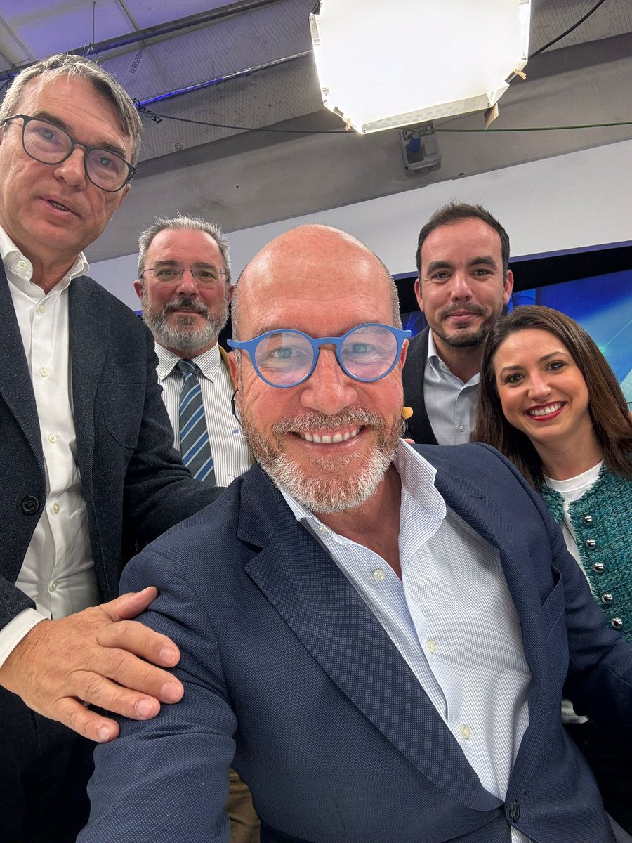 La 8 Mediterráneo (@la8mediterraneo) on Twitter photo 🔵 ¡Empezamos ya! Hoy <a href="/LuisMotes/">luismotes</a> enciende #ElFaroLa8 con <a href="/FloresJuberias/">Carlos Flores Juberías</a> <a href="/bernardoguzman/">Bernardo Guzmán</a> <a href="/MCarmenandres/">Carmen Andrés</a> <a href="/_juliocasillas/">Julio Casillas</a> .Nos puedes ver en tu 📺y a través de tu 📱💻en laocho.tv 🔵 🔵 ¡Empezamos ya! Hoy <a href="/LuisMotes/">luismotes</a> enciende #ElFaroLa8 con <a href="/FloresJuberias/">Carlos Flores Juberías</a> <a href="/bernardoguzman/">Bernardo Guzmán</a> <a href="/MCarmenandres/">Carmen Andrés</a> <a href="/_juliocasillas/">Julio Casillas</a> .Nos puedes ver en tu 📺y a través de tu 📱💻en laocho.tv 🔵