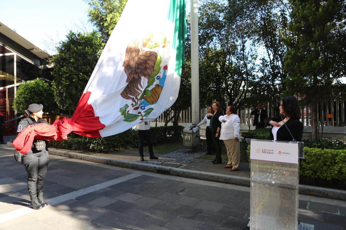 Pemex's tweet photo. Conmemoramos los aniversarios de las Constituciones de México 1857 y 1917 así como, la Ceremonia Cívica de Izamiento y Honores al lábaro patrio en la Explanada del Asta Bandera del Centro Administrativo Pemex (CAP).

🙌 ¡Una ceremonia llena de orgullo y unidad para toda las familias de México!

👩‍⚖️ Preside: Lic. Claudia Guerrero Martin, Jefa de Oficina de la Dirección General.

👩‍🏫 Invitada especial: Dra. Marcela Villegas Silva, Directora Corporativa de Administración y Servicios.

#TodosSomosPemex #Pemex #PorElRescateDeLaSoberanía