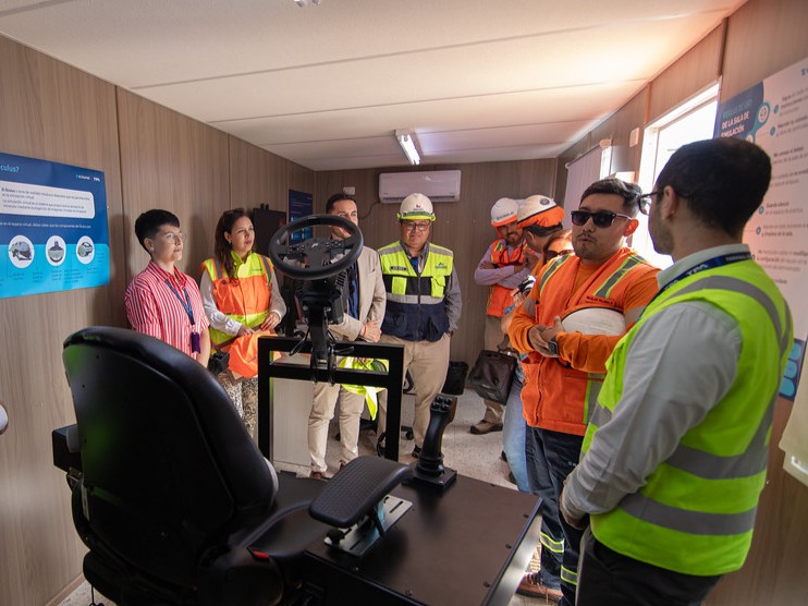 Ultraport_Chile's tweet image. 🚢✨ ¡Gran noticia para el desarrollo portuario! #UltraportArica y TPA inauguran el Centro de Formación Interna Portuario (CFIP), un espacio innovador que impulsa el crecimiento de sus colaboradores y colaboradoras. 💡💪

#Innovación #DesarrolloProfesional #Seguridad