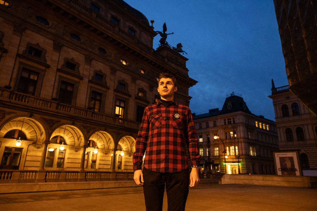 Dnes si připomínáme výročí začátku války na Ukrajině. Na náměstí Václava Havla u Národního divadla zazněla ukrajinská hymna – jediný pěvec, jediný hlas. Symbol osamělosti, která je však jen zdánlivá. 
Stojíme za Ukrajinou. 🇺🇦 Solidarita, která nemlčí