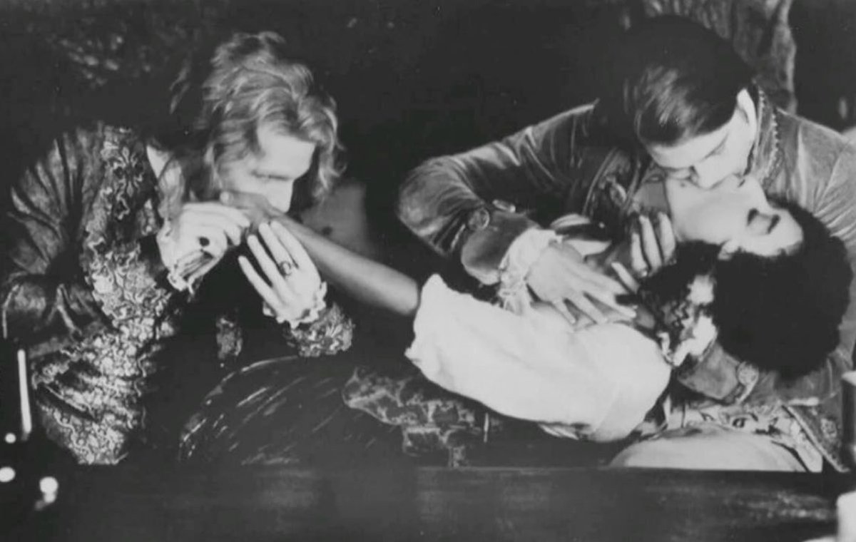 0detobeauty's tweet photo. Interview with the Vampire (1994) https://t.co/8GxROnjFd4