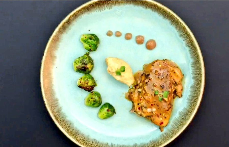 TrueBTCcalls's tweet photo. Wow, #TejasswiPrakashโs Lemon Roast Chicken in Ep 21 of #CelebrityMasterChef was a total showstopper! Top 2 againโsheโs so close to that immunity pin. Youโve got this, queen! ๐ #TeamTejasswi #TejRan #TejaToops https://t.co/C1x381dsuT