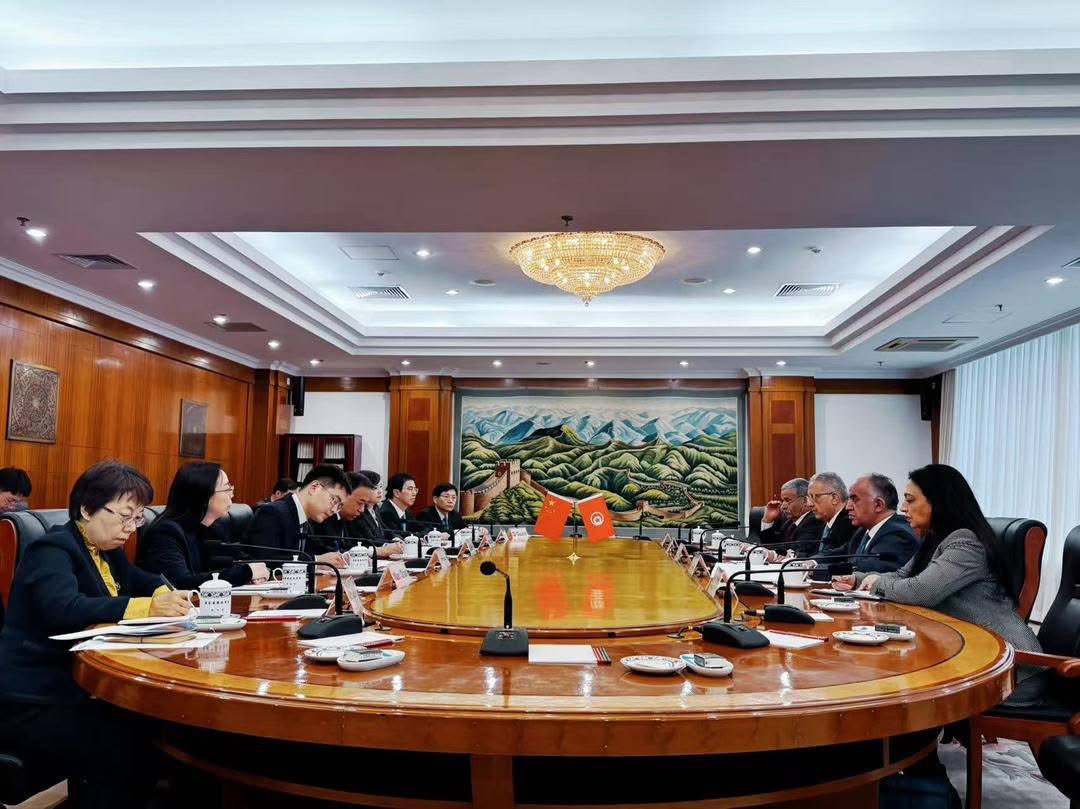 TounesKhadra's tweet photo. 🇹🇳🇨🇳 | La #Tunisie et la Chine ont signé aujourd’hui un accord pour la réalisation de la cité médicale des Aghlabides à Kairouan.

▪️ En visite en Chine, le ministre de la Santé a mis en avant l’importance stratégique de ce projet pour le développement du secteur médical et le positionnement de la Tunisie comme hub de soins et d’enseignement.
À noter que l’Arabie Saoudite contribue à son financement à hauteur de 85 millions de dollars.