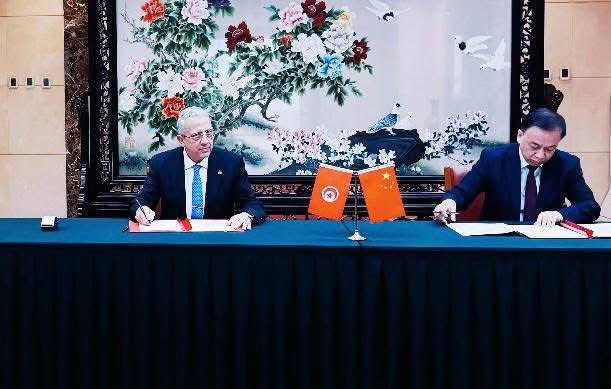 TounesKhadra's tweet photo. 🇹🇳🇨🇳 | La #Tunisie et la Chine ont signé aujourd’hui un accord pour la réalisation de la cité médicale des Aghlabides à Kairouan.

▪️ En visite en Chine, le ministre de la Santé a mis en avant l’importance stratégique de ce projet pour le développement du secteur médical et le positionnement de la Tunisie comme hub de soins et d’enseignement.
À noter que l’Arabie Saoudite contribue à son financement à hauteur de 85 millions de dollars.