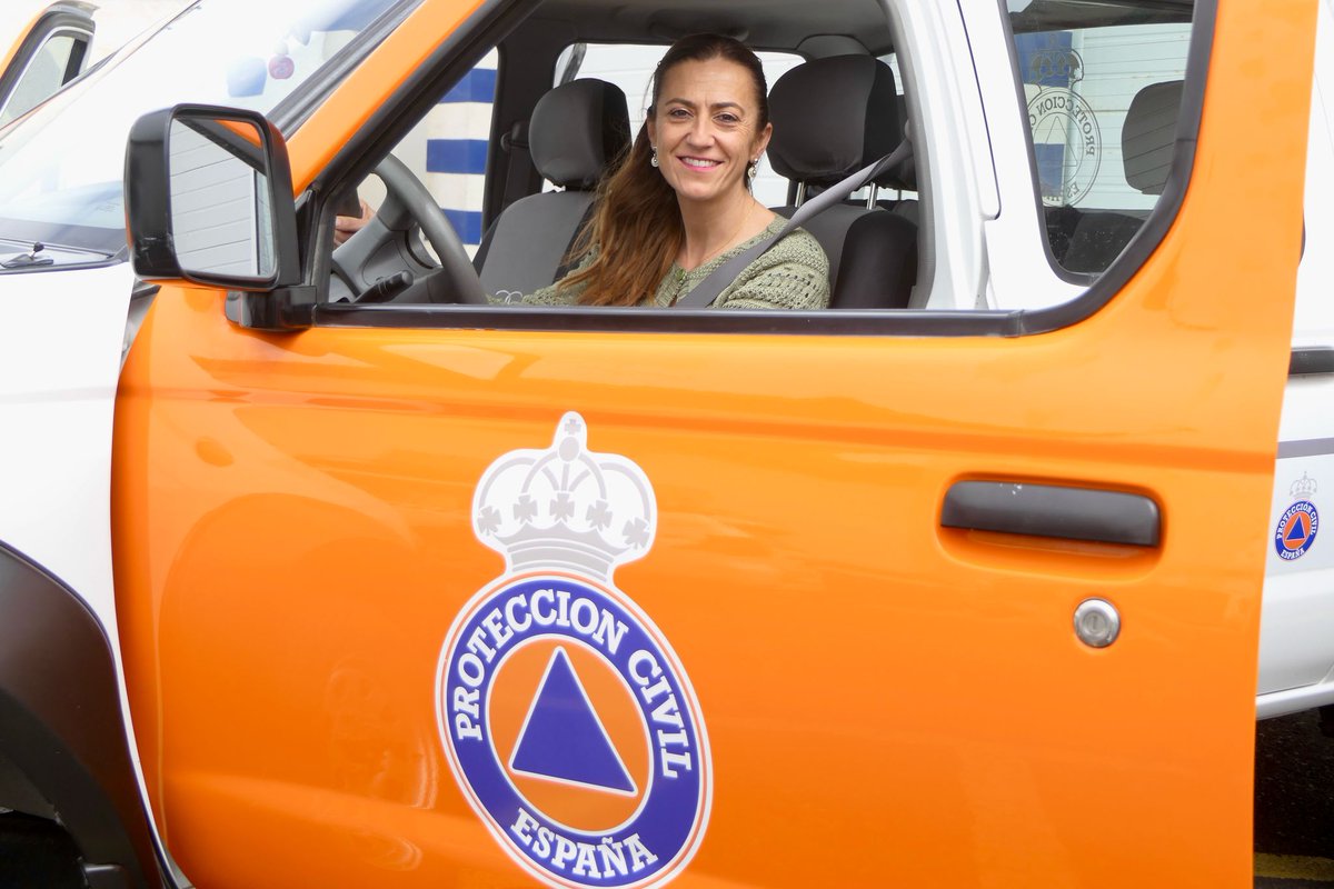 proteccioncivil's tweet photo. 🤝El vehículo para la gestión de las #emergencias de la @DgCanarias a @PCELHIERRO #ElHierro

🗣️@virbarcones "Muchas gracias por vuestro compromiso. Los voluntarios sois fundamentales para el Sistema Nacional de Protección Civil" #SNPC

@interiorgob  @AnselmoPestana https://t.co/4JARlelCOT