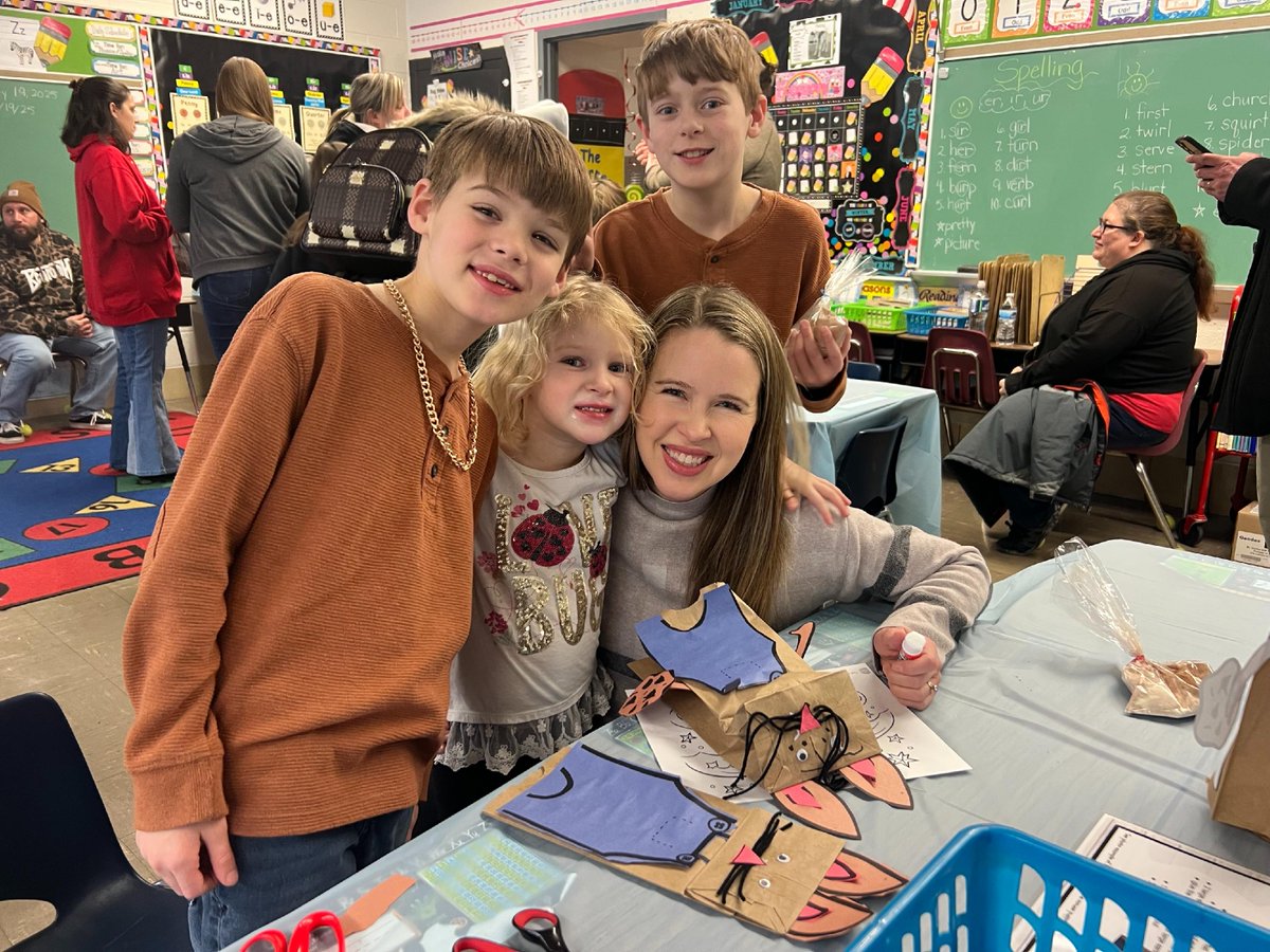 MVCSD_Jackets's tweet photo. Pleasant Street hosted a fun-filled Candy Land Themed Literacy Night for families! 🍬📚 Families enjoyed engaging in activities and crafts, and had the opportunity to shop at the book fair. A sweet night of learning and fun for all! 🎨

#GoJackets #MVCSD https://t.co/zOgzB0ztqC