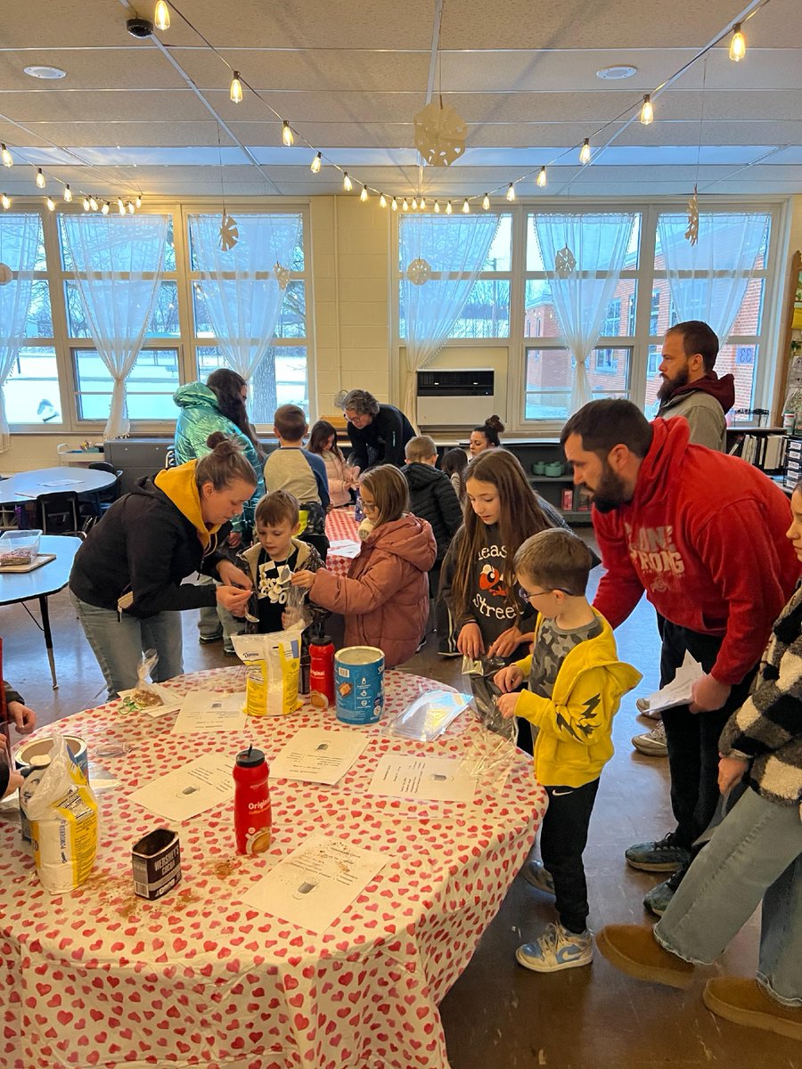 MVCSD_Jackets's tweet photo. Pleasant Street hosted a fun-filled Candy Land Themed Literacy Night for families! 🍬📚 Families enjoyed engaging in activities and crafts, and had the opportunity to shop at the book fair. A sweet night of learning and fun for all! 🎨

#GoJackets #MVCSD https://t.co/zOgzB0ztqC