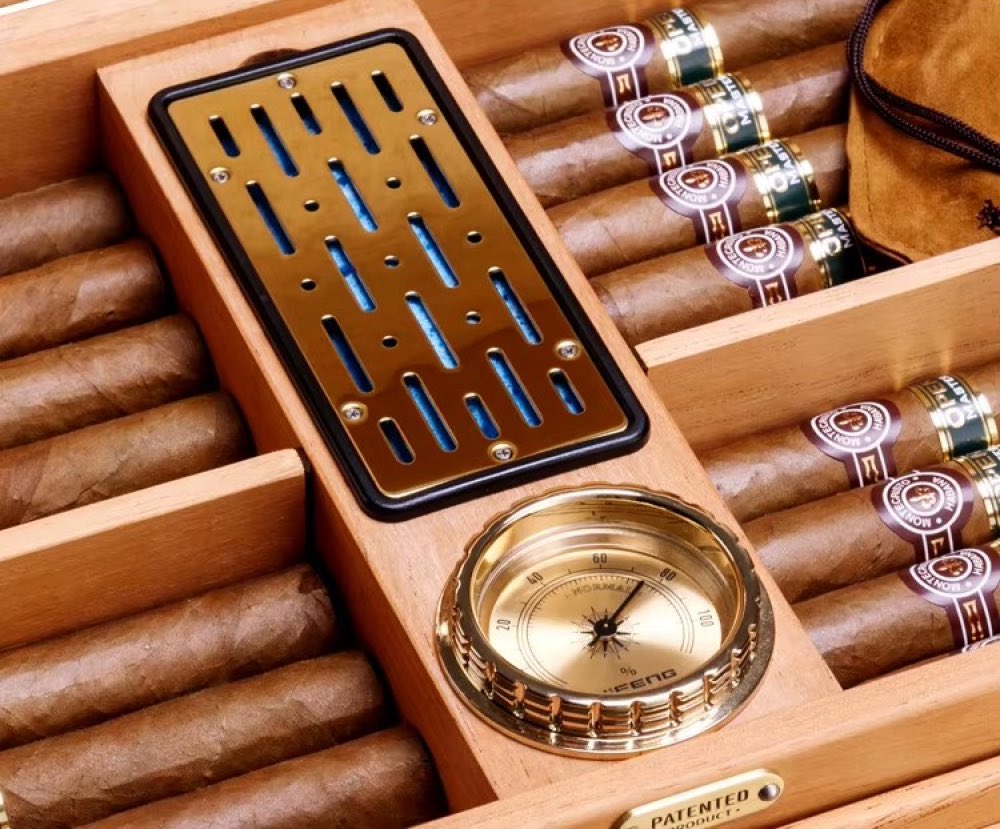 LACASASAVOR's tweet image. #هوميدور #السيجار #عالي #الجودة
هوميدور صندوق من #خشب الارز , متوسطة الحجم يمكنه تخزين 120 من #السيجار , مع #مقياس #الرطوبة و قفل أمان يمنحك أفضل تجربة #للسيجار - 20054 

#اكسبلور 
#صباح_الخير 
#الرياض 
#ترند 
#رمضان