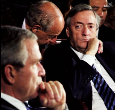 usdtermo's tweet photo. La vergüenza ajena q siento cada vez q me aparece esta foto es terrible. El tipo literalmente rechazó comerciar libremente con USA solo para hacerse el ""nacionalista"" y terminó condenando a todo el país a vivir en el subdesarrollo. Pero OJO, tiene una fotito haciendose el malo https://t.co/9KB6jLkHid