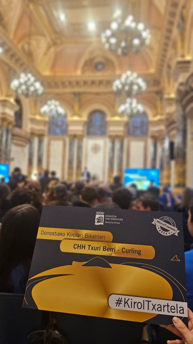 Urrezko Kirol Txartelaren ekitaldian <a href="/O_Otaegi/">Oihane Otaegi</a> <a href="/leirotag/">Leire Otaegi</a> eta <a href="/MikeluraSS/">Mikel Unanue</a> saritu dituzte 
Eskerrik asko! 🤍💙
Urrezko #KirolTxartela #Donostia