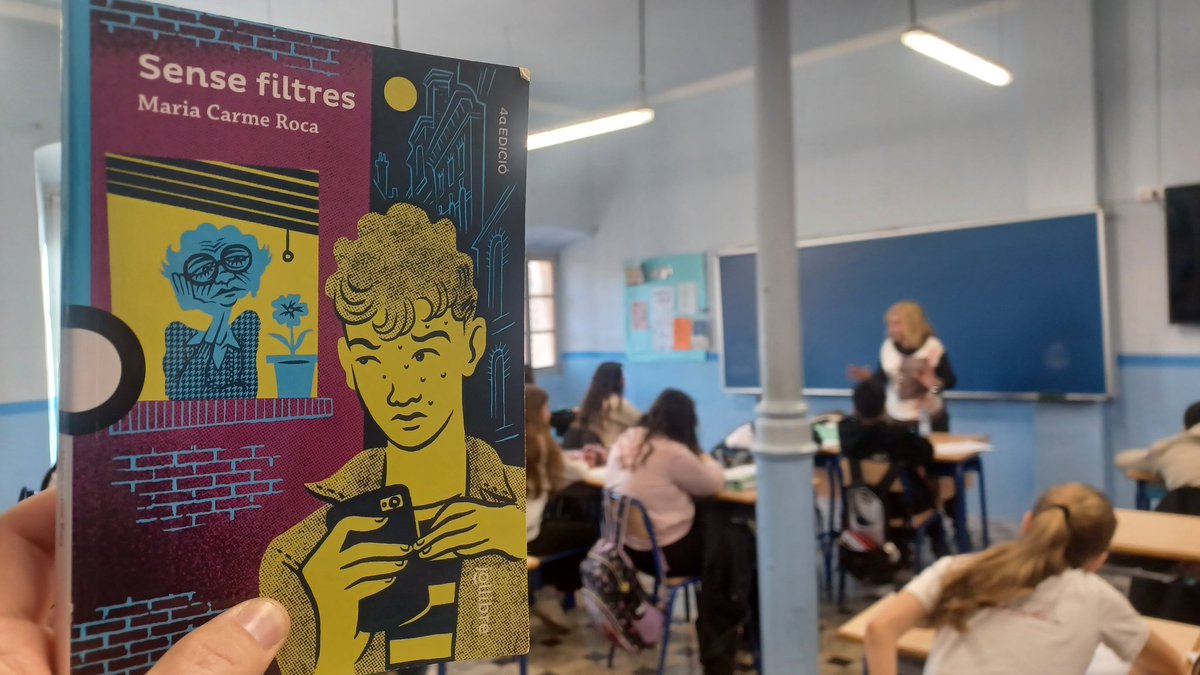 DavidSauriMi's tweet photo. La @MCarmeRocaCosta ens parla d'una història d’intriga, embolics, malentesos, molt d’humor i sense filtres

A @SantJosepVila amb l'alumnat de 2n d'ESO i el seu @jollibre

📚 Sense filtres
https://t.co/366ZBTJO78

Compromesos amb el gust per llegir
@SANTILLANA_es https://t.co/KXvsdhet1m