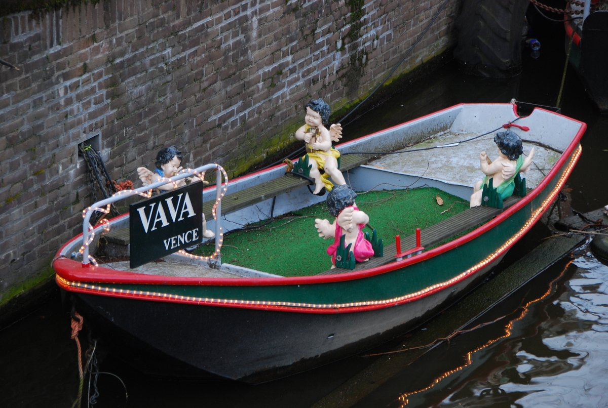 kev_mon's tweet image. The story #Amsterdam #Angels unfolds! The angels&apos; boat &quot;Vava&quot; is attached to the houseboat &quot;Vence.&quot; Hence, the weathered sign. An ode to #Chagall? Unknown. Thanks to Flicker&apos;s Blue Cheetah for a 2009 photo of the angels, looking mighty fine with fresh paint and astroturf. #Europe